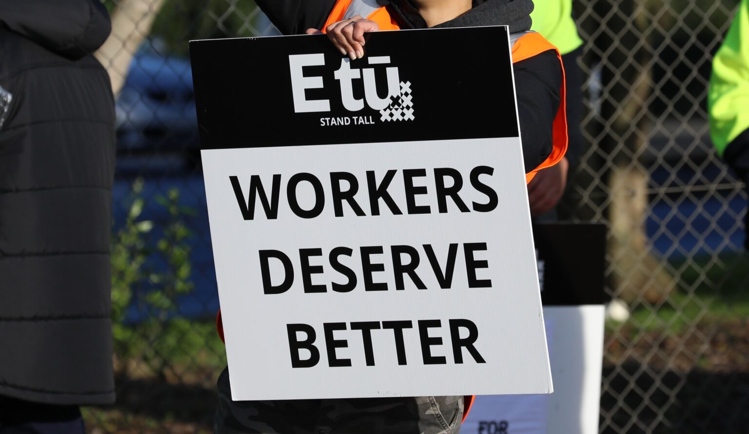 More packaging workers take strike action to see move to decent pay - E tū