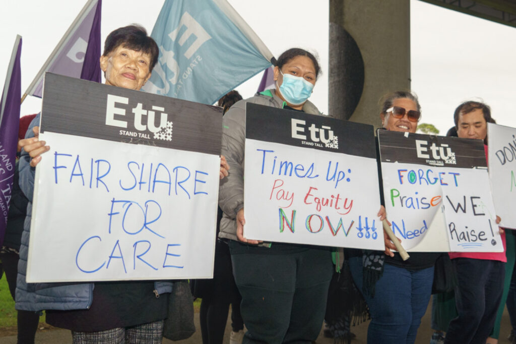 Hundreds rally for pay equity for care and support workers - E tū